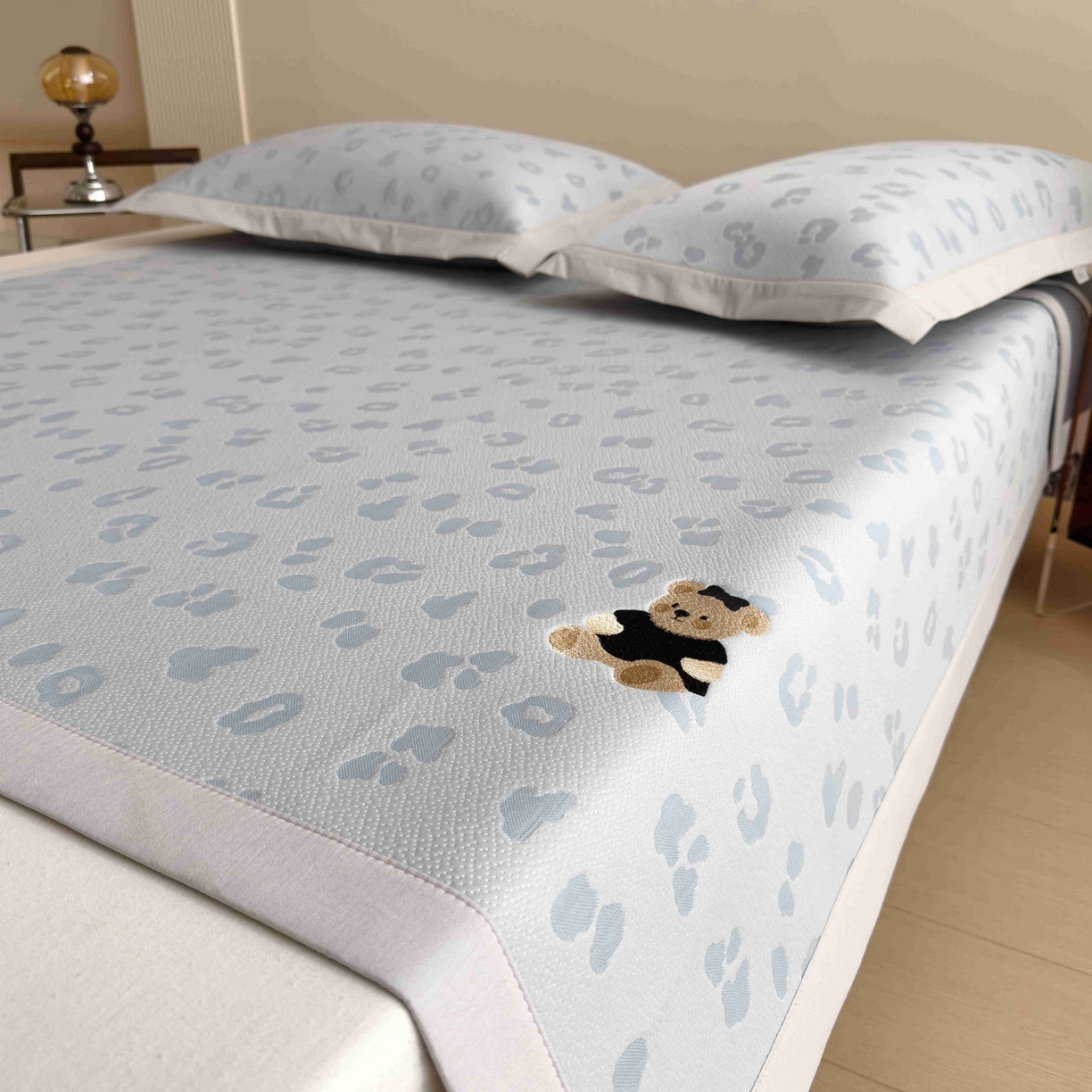 91家纺网 家纺一手货源 找家纺 孩子王家纺 2026春夏新款A类母婴级ins清新冰豆豆小熊刺绣凉感值过0.21夏季冰丝席凉席 小熊豹豹-蓝 床单款