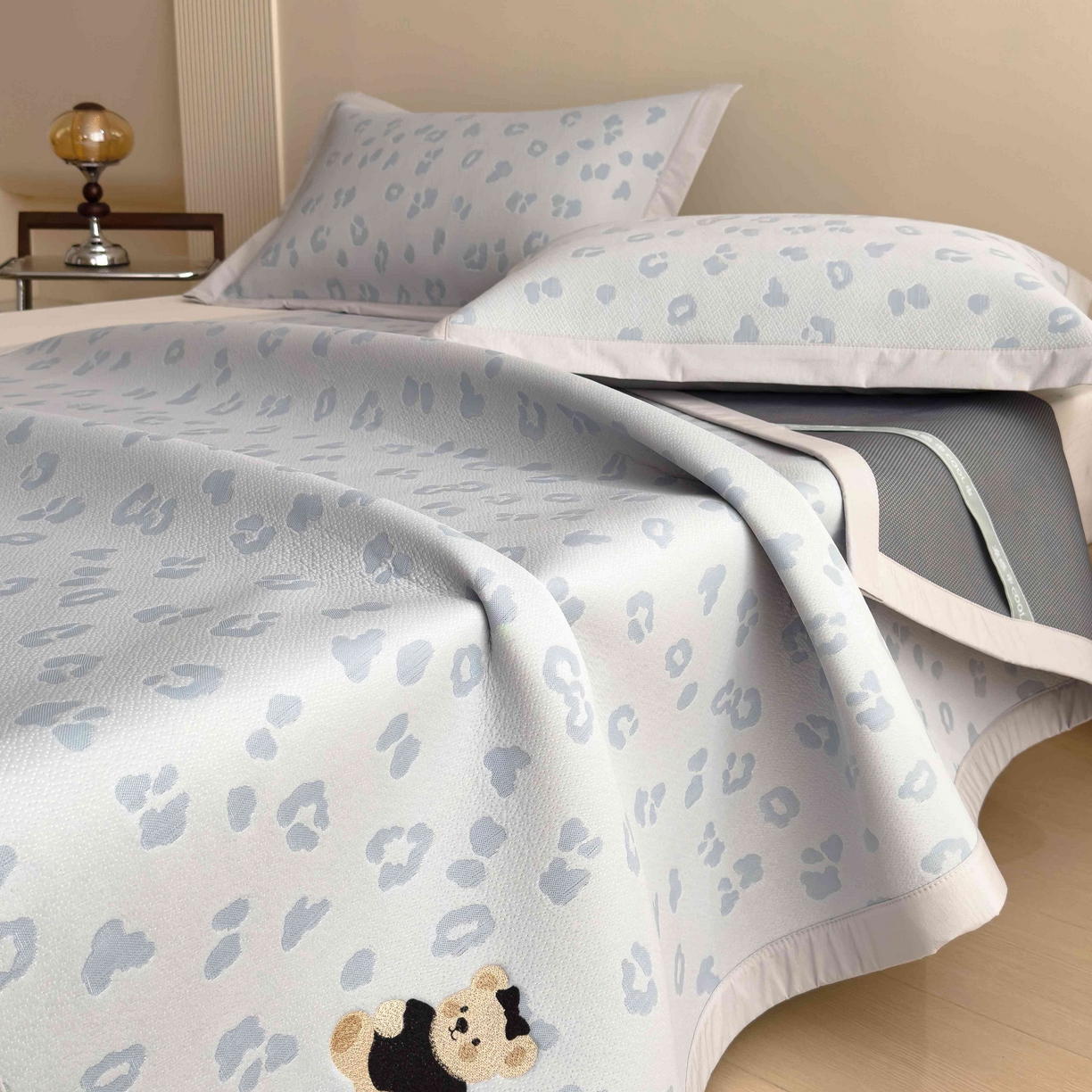 91家纺网 家纺一手货源 找家纺 孩子王家纺 2026春夏新款A类母婴级ins清新冰豆豆小熊刺绣凉感值过0.21夏季冰丝席凉席 小熊豹豹-蓝 床单款