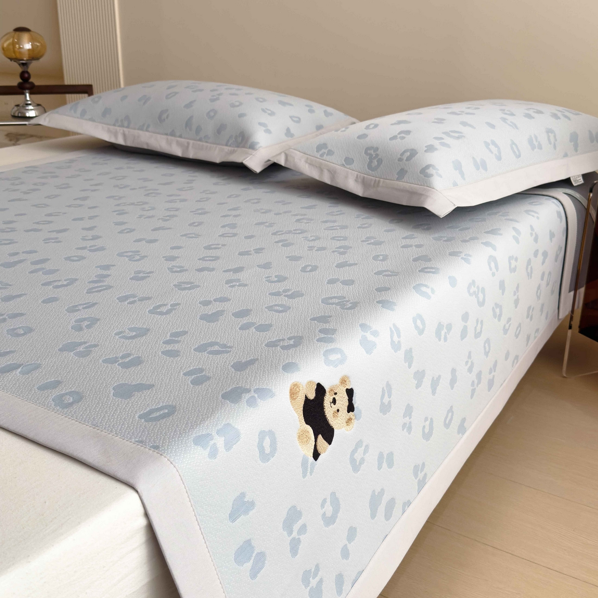 91家纺网 家纺一手货源 找家纺 孩子王家纺 2026春夏新款A类母婴级ins清新冰豆豆小熊刺绣凉感值过0.21夏季冰丝席凉席 小熊豹豹-蓝 床单款