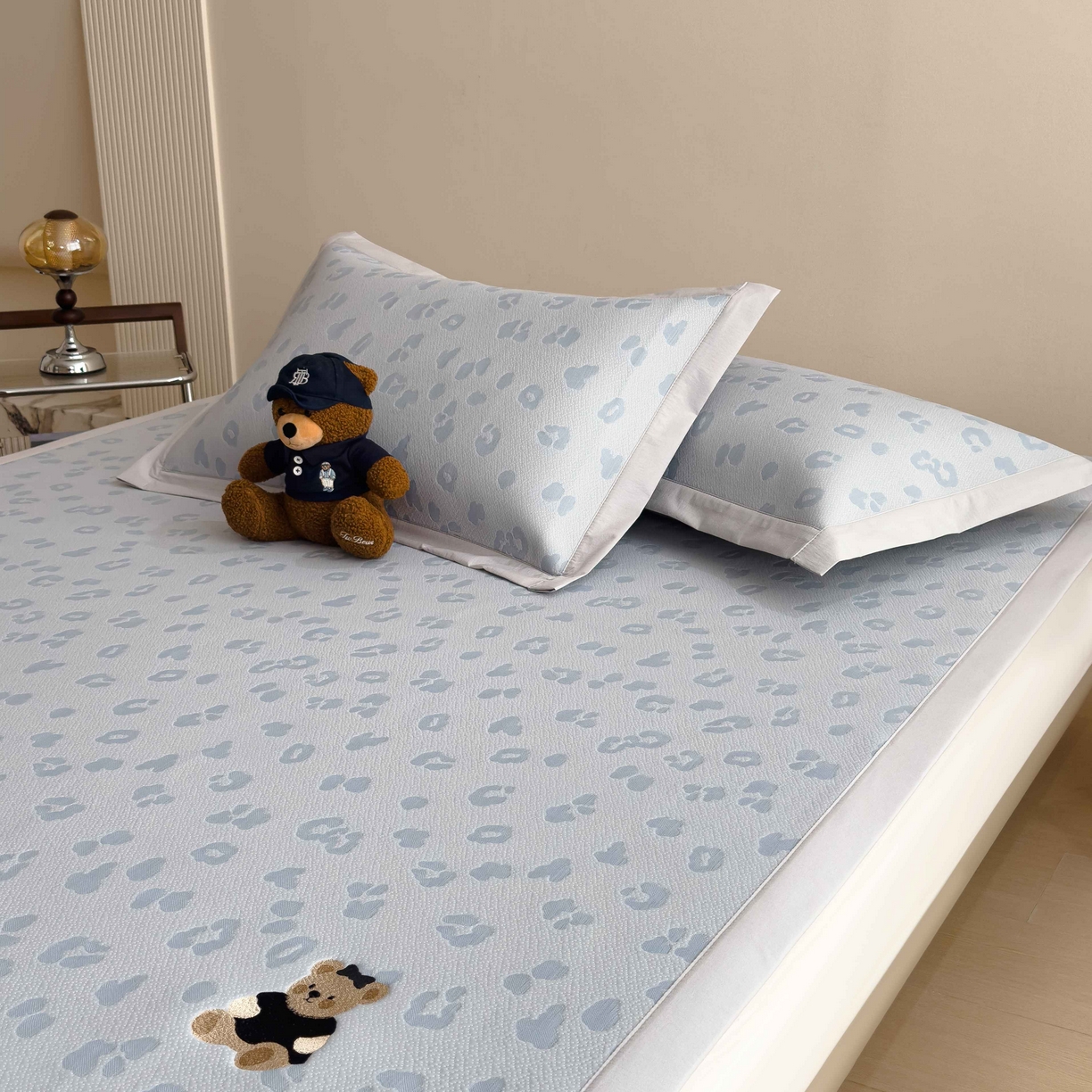 91家纺网 家纺一手货源 找家纺 孩子王家纺 2026春夏新款A类母婴级ins清新冰豆豆小熊刺绣凉感值过0.21夏季冰丝席凉席 小熊豹豹-蓝 床单款