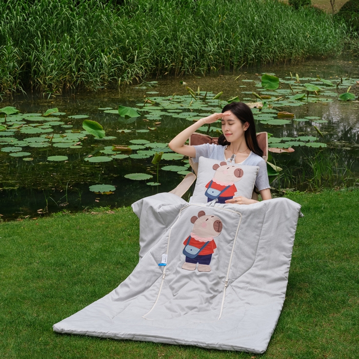 91家纺网 家纺一手货源 找家纺 雷娜家居 2026新款糯糯棉四季款卡皮巴拉抱枕被 卡皮巴拉灰色