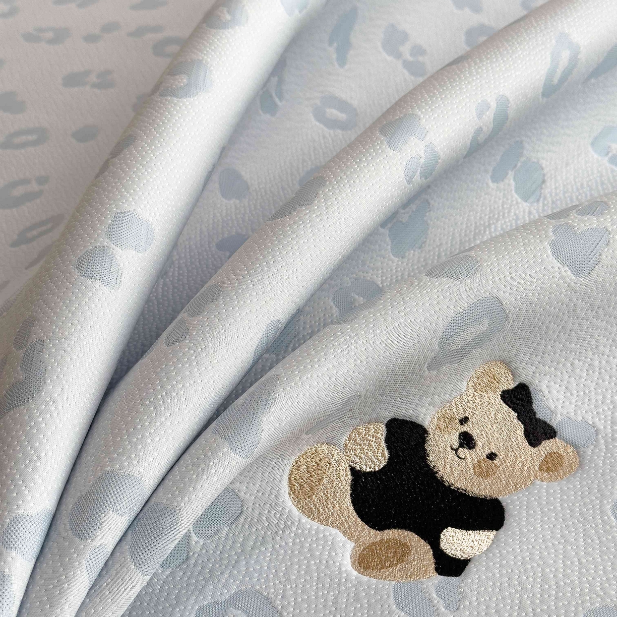 91家纺网 家纺一手货源 找家纺 孩子王家纺 2026春夏新款A类母婴级ins清新冰豆豆小熊刺绣凉感值过0.21夏季冰丝席凉席 小熊豹豹-蓝 床单款