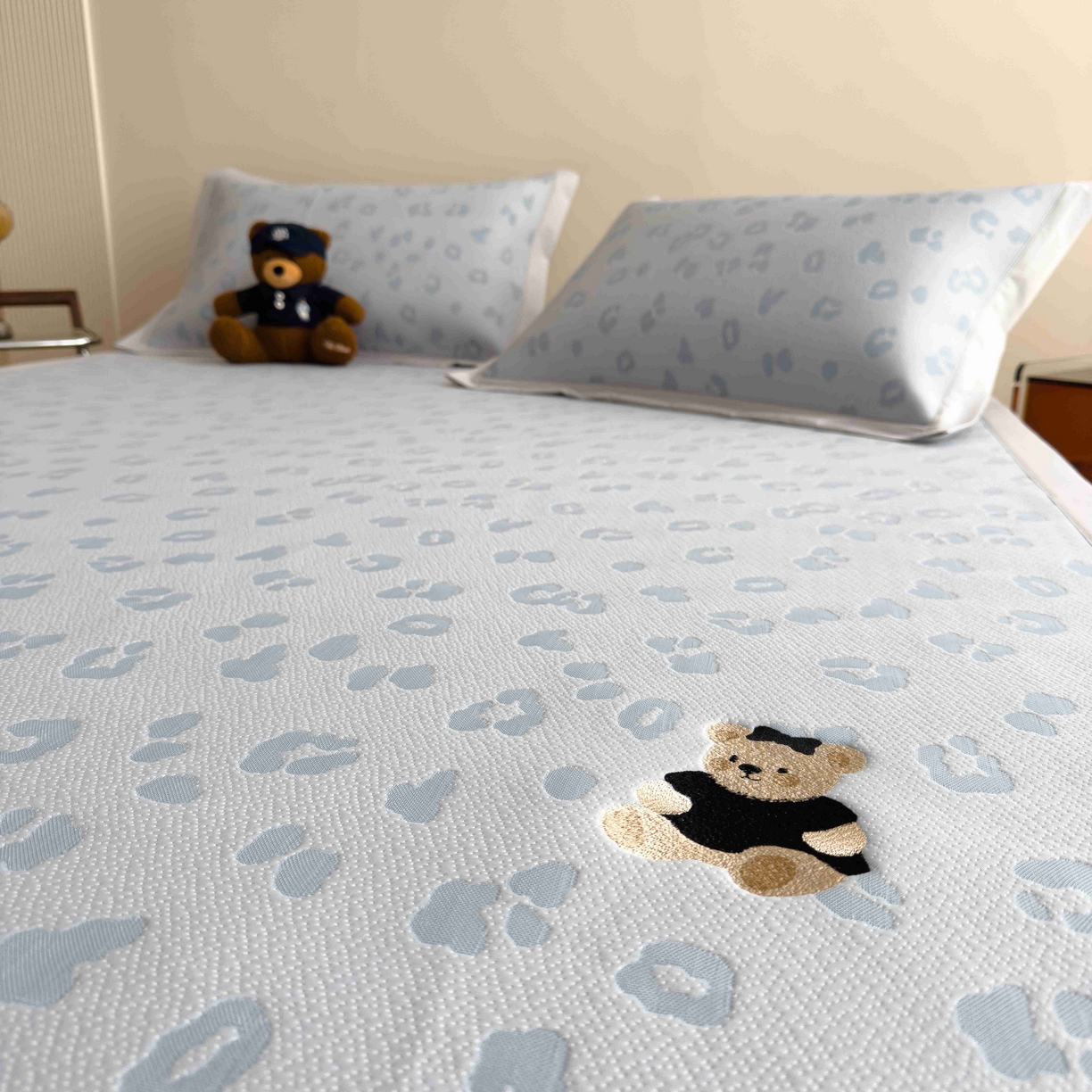 91家纺网 家纺一手货源 找家纺 孩子王家纺 2026春夏新款A类母婴级ins清新冰豆豆小熊刺绣凉感值过0.21夏季冰丝席凉席 小熊豹豹-蓝 床单款