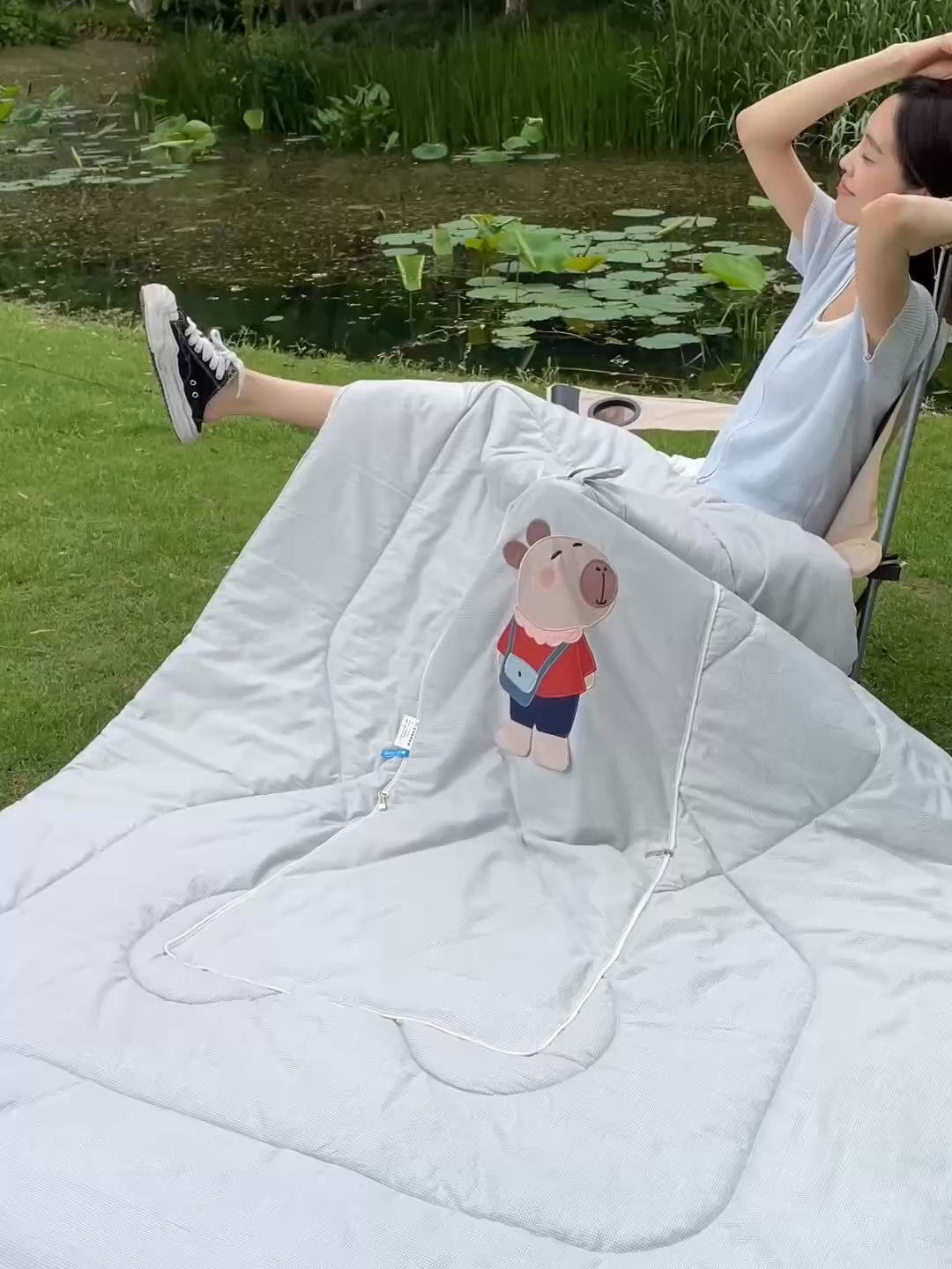 91家纺网 家纺一手货源 找家纺 雷娜家居 2026新款糯糯棉四季款卡皮巴拉抱枕被 卡皮巴拉灰色