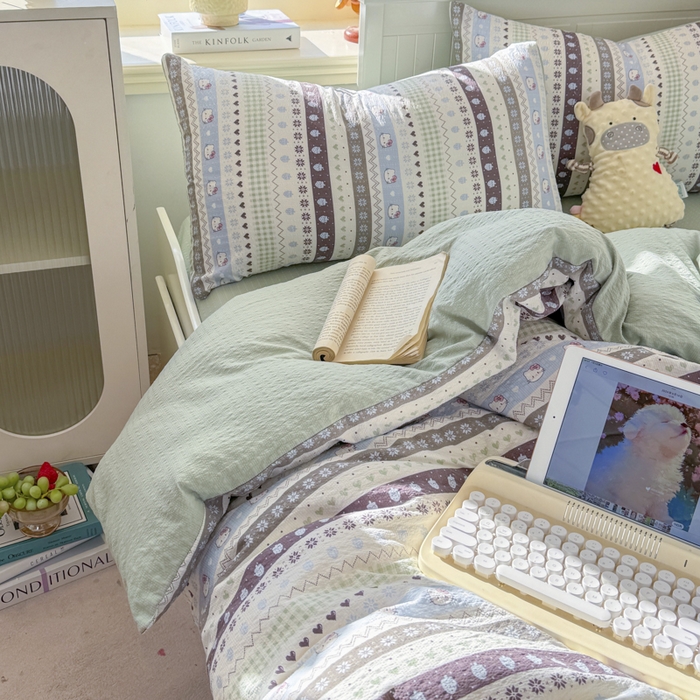 91家纺网 家纺一手货源 找家纺 赛琳 2026新款春夏款泡芙纱双层纱加厚费尔岛系列四件套（有买家秀） 猫咪集蓝