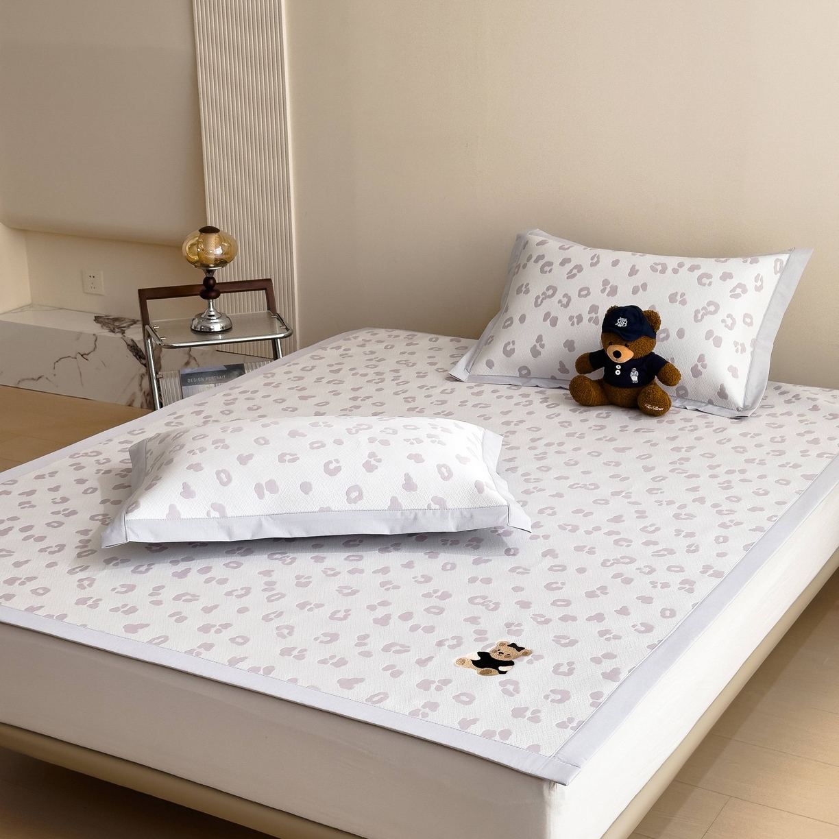 91家纺网 家纺一手货源 找家纺 孩子王家纺 2026春夏新款A类母婴级ins清新冰豆豆小熊刺绣凉感值过0.21夏季冰丝席凉席 小熊豹豹-浅粉 床单款