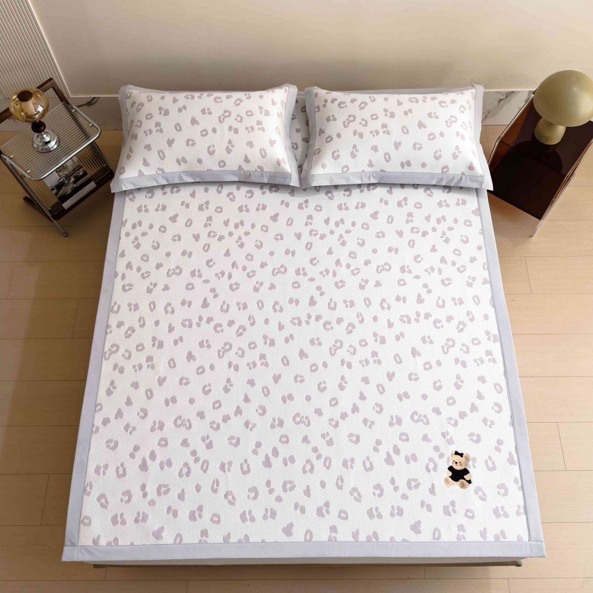 91家纺网 家纺一手货源 找家纺 孩子王家纺 2026春夏新款A类母婴级ins清新冰豆豆小熊刺绣凉感值过0.21夏季冰丝席凉席 小熊豹豹-浅粉 床单款