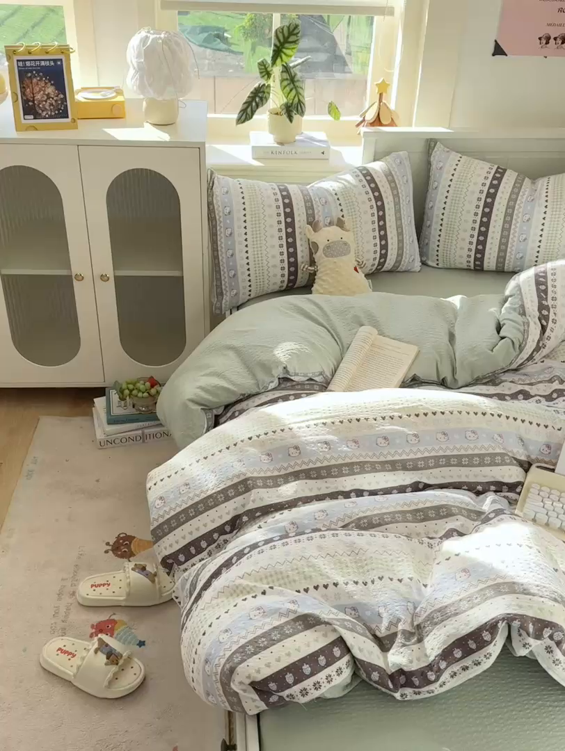 91家纺网 家纺一手货源 找家纺 赛琳 2026新款春夏款泡芙纱双层纱加厚费尔岛系列四件套（有买家秀） 猫咪集蓝