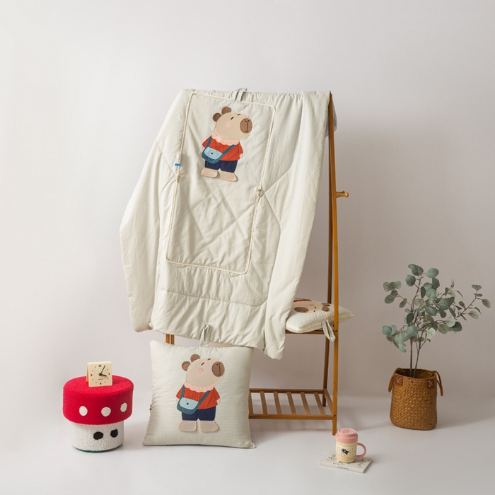 91家纺网 家纺一手货源 找家纺 雷娜家居 2026新款糯糯棉四季款卡皮巴拉抱枕被 卡皮巴拉卡其色