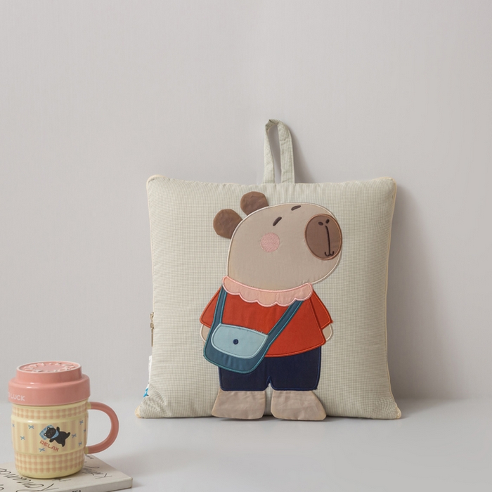 91家纺网 家纺一手货源 找家纺 雷娜家居 2026新款糯糯棉四季款卡皮巴拉抱枕被 卡皮巴拉卡其色