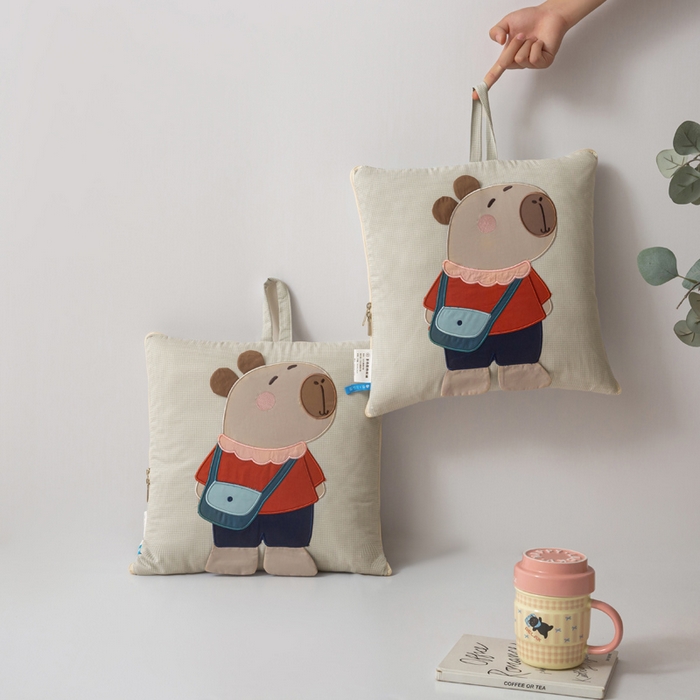 91家纺网 家纺一手货源 找家纺 雷娜家居 2026新款糯糯棉四季款卡皮巴拉抱枕被 卡皮巴拉卡其色