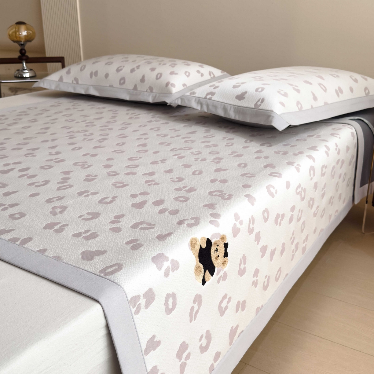 91家纺网 家纺一手货源 找家纺 孩子王家纺 2026春夏新款A类母婴级ins清新冰豆豆小熊刺绣凉感值过0.21夏季冰丝席凉席 小熊豹豹-浅粉 床单款