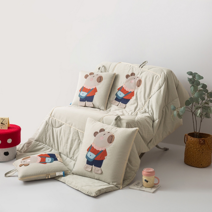 91家纺网 家纺一手货源 找家纺 雷娜家居 2026新款糯糯棉四季款卡皮巴拉抱枕被 卡皮巴拉卡其色