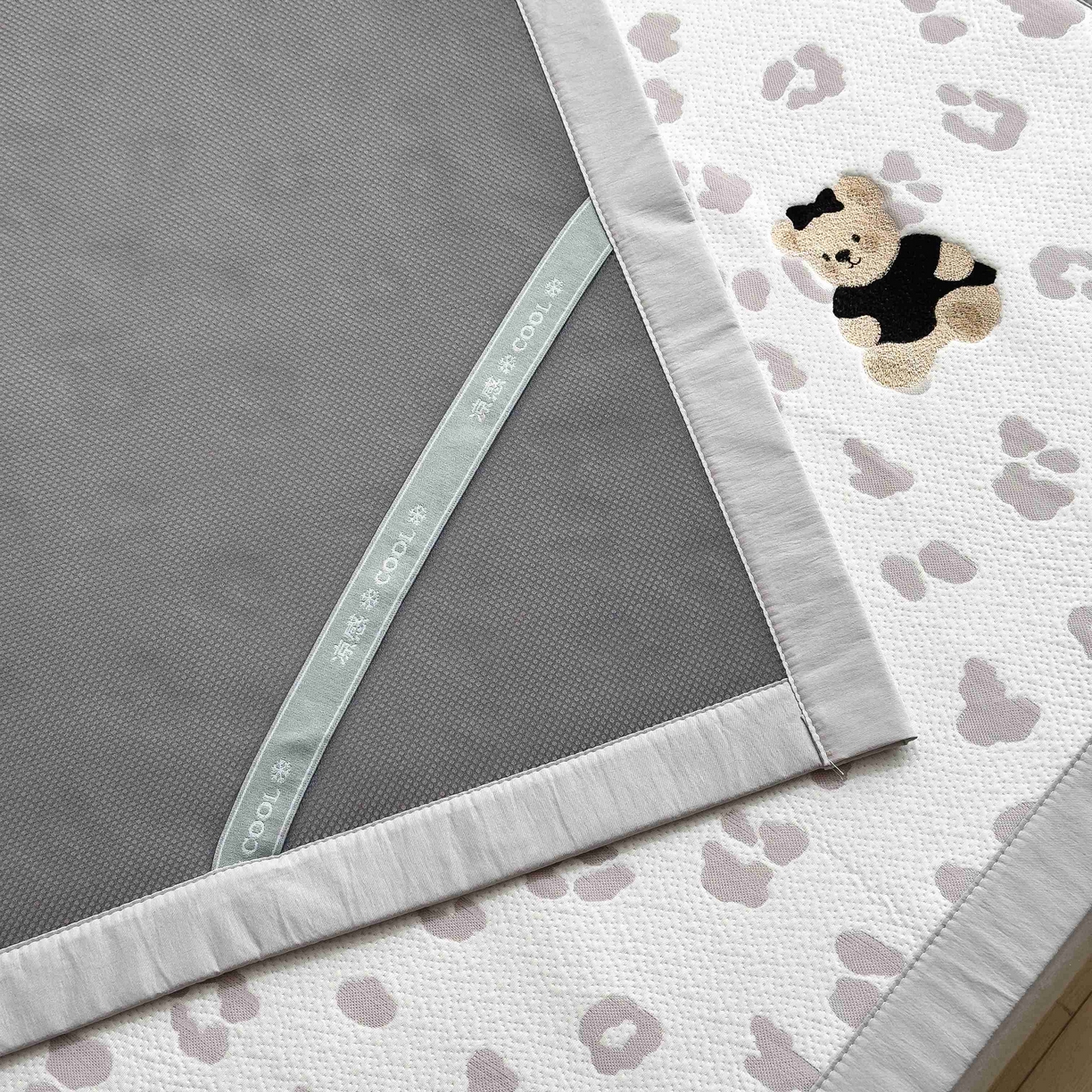 91家纺网 家纺一手货源 找家纺 孩子王家纺 2026春夏新款A类母婴级ins清新冰豆豆小熊刺绣凉感值过0.21夏季冰丝席凉席 小熊豹豹-浅粉 床单款