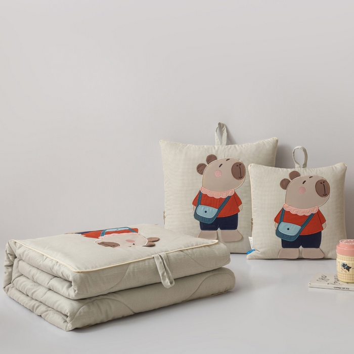 91家纺网 家纺一手货源 找家纺 雷娜家居 2026新款糯糯棉四季款卡皮巴拉抱枕被 卡皮巴拉卡其色