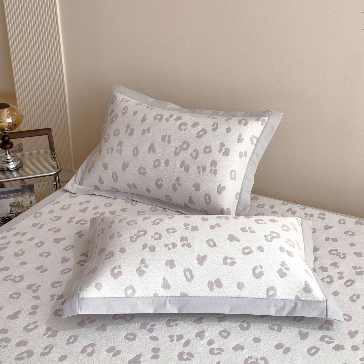 91家纺网 家纺一手货源 找家纺 孩子王家纺 2026春夏新款A类母婴级ins清新冰豆豆小熊刺绣凉感值过0.21夏季冰丝席凉席 小熊豹豹-浅粉 床单款