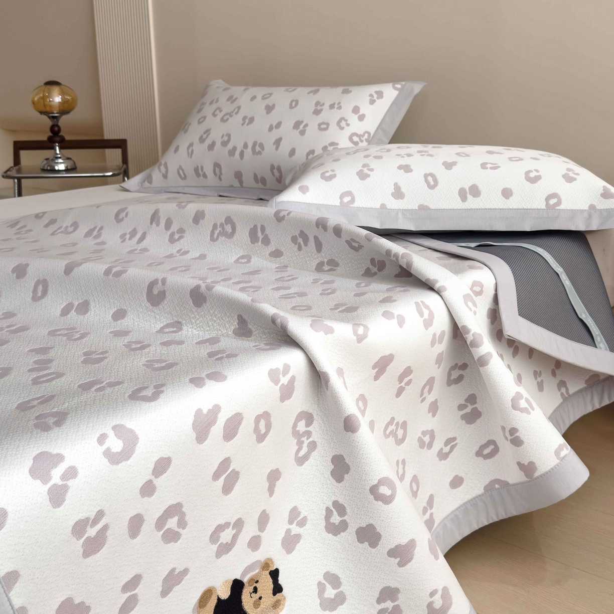 91家纺网 家纺一手货源 找家纺 孩子王家纺 2026春夏新款A类母婴级ins清新冰豆豆小熊刺绣凉感值过0.21夏季冰丝席凉席 小熊豹豹-浅粉 床单款