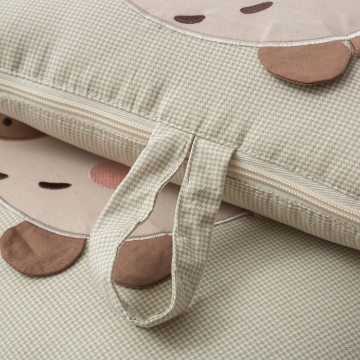 91家纺网 家纺一手货源 找家纺 雷娜家居 2026新款糯糯棉四季款卡皮巴拉抱枕被 卡皮巴拉卡其色