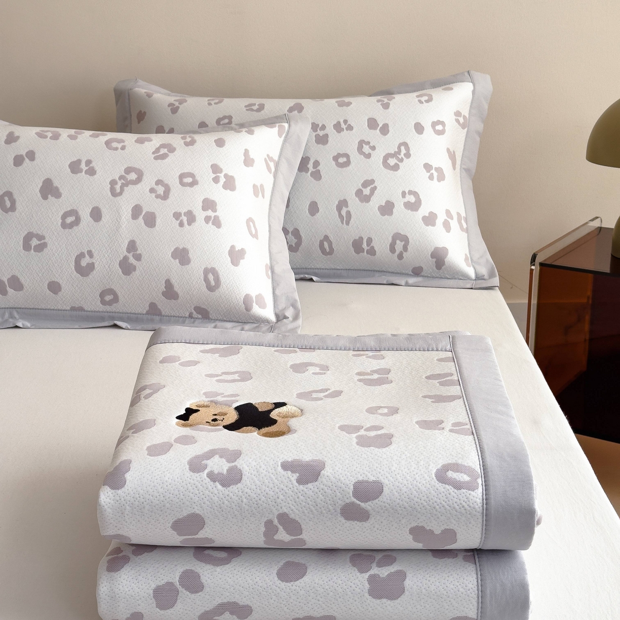 91家纺网 家纺一手货源 找家纺 孩子王家纺 2026春夏新款A类母婴级ins清新冰豆豆小熊刺绣凉感值过0.21夏季冰丝席凉席 小熊豹豹-浅粉 床单款