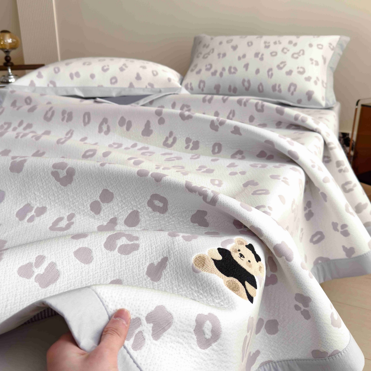 91家纺网 家纺一手货源 找家纺 孩子王家纺 2026春夏新款A类母婴级ins清新冰豆豆小熊刺绣凉感值过0.21夏季冰丝席凉席 小熊豹豹-浅粉 床单款