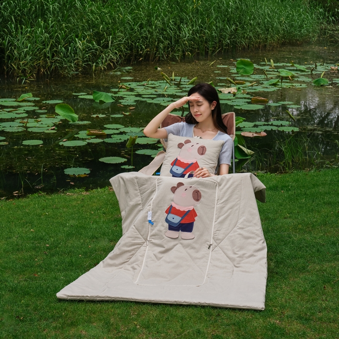 91家纺网 家纺一手货源 找家纺 雷娜家居 2026新款糯糯棉四季款卡皮巴拉抱枕被 卡皮巴拉卡其色