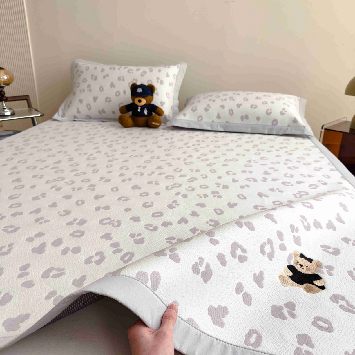 91家纺网 家纺一手货源 找家纺 孩子王家纺 2026春夏新款A类母婴级ins清新冰豆豆小熊刺绣凉感值过0.21夏季冰丝席凉席 小熊豹豹-浅粉 床单款