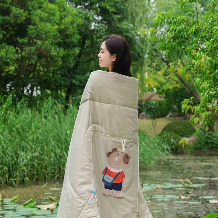 91家纺网 家纺一手货源 找家纺 雷娜家居 2026新款糯糯棉四季款卡皮巴拉抱枕被 卡皮巴拉卡其色