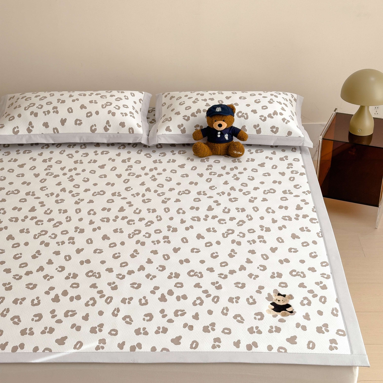 91家纺网 家纺一手货源 找家纺 孩子王家纺 2026春夏新款A类母婴级ins清新冰豆豆小熊刺绣凉感值过0.21夏季冰丝席凉席 小熊豹豹-浅咖 床单款