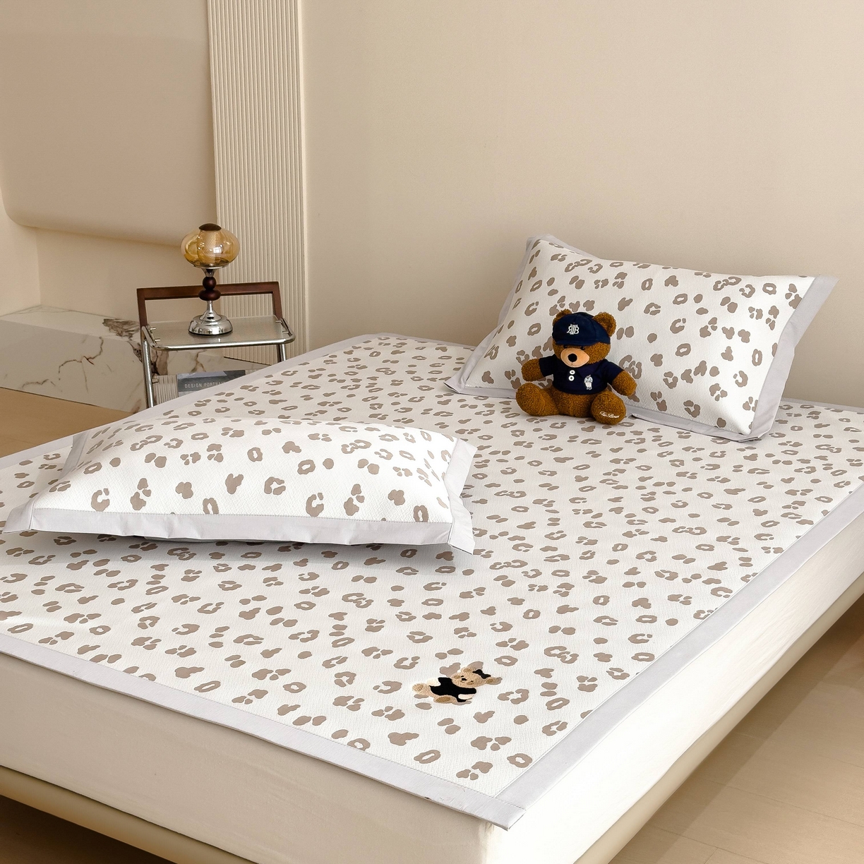 91家纺网 家纺一手货源 找家纺 孩子王家纺 2026春夏新款A类母婴级ins清新冰豆豆小熊刺绣凉感值过0.21夏季冰丝席凉席 小熊豹豹-浅咖 床单款