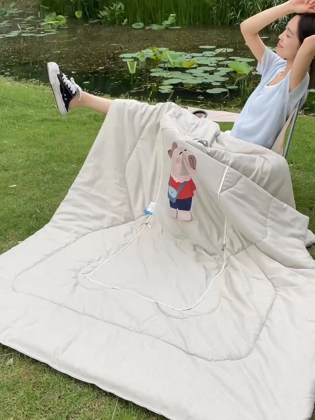 91家纺网 家纺一手货源 找家纺 雷娜家居 2026新款糯糯棉四季款卡皮巴拉抱枕被 卡皮巴拉卡其色