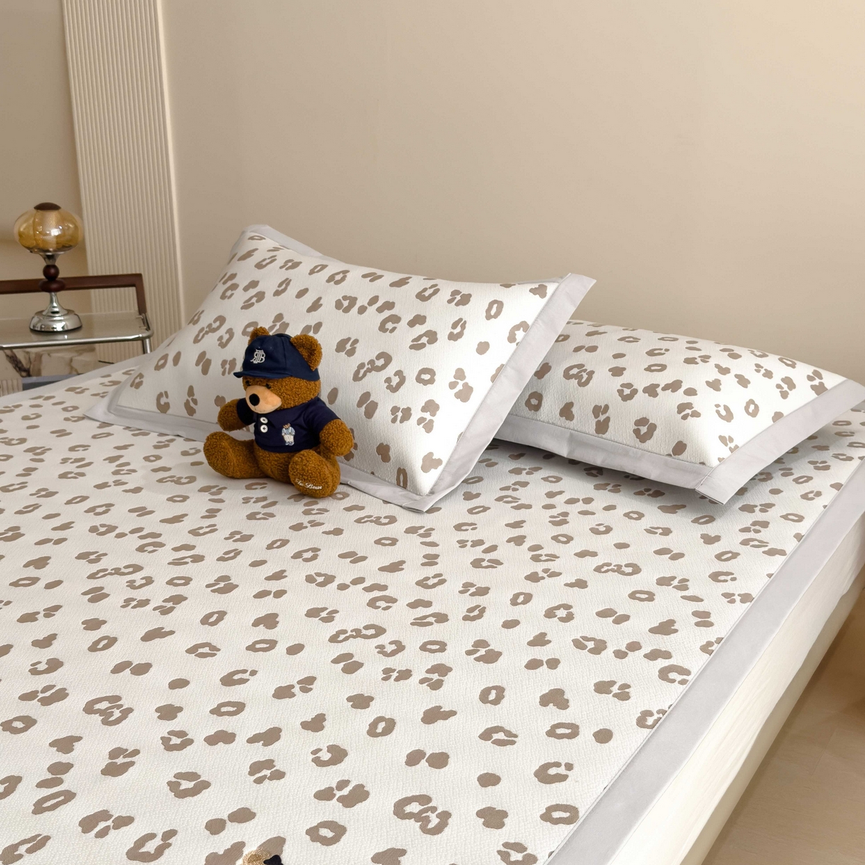 91家纺网 家纺一手货源 找家纺 孩子王家纺 2026春夏新款A类母婴级ins清新冰豆豆小熊刺绣凉感值过0.21夏季冰丝席凉席 小熊豹豹-浅咖 床单款