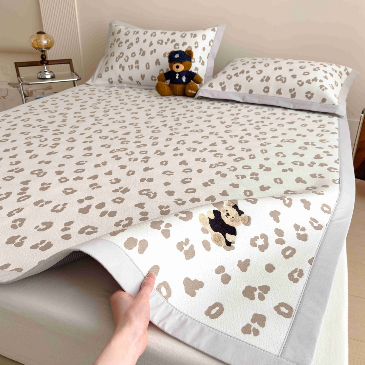 91家纺网 家纺一手货源 找家纺 孩子王家纺 2026春夏新款A类母婴级ins清新冰豆豆小熊刺绣凉感值过0.21夏季冰丝席凉席 小熊豹豹-浅咖 床单款