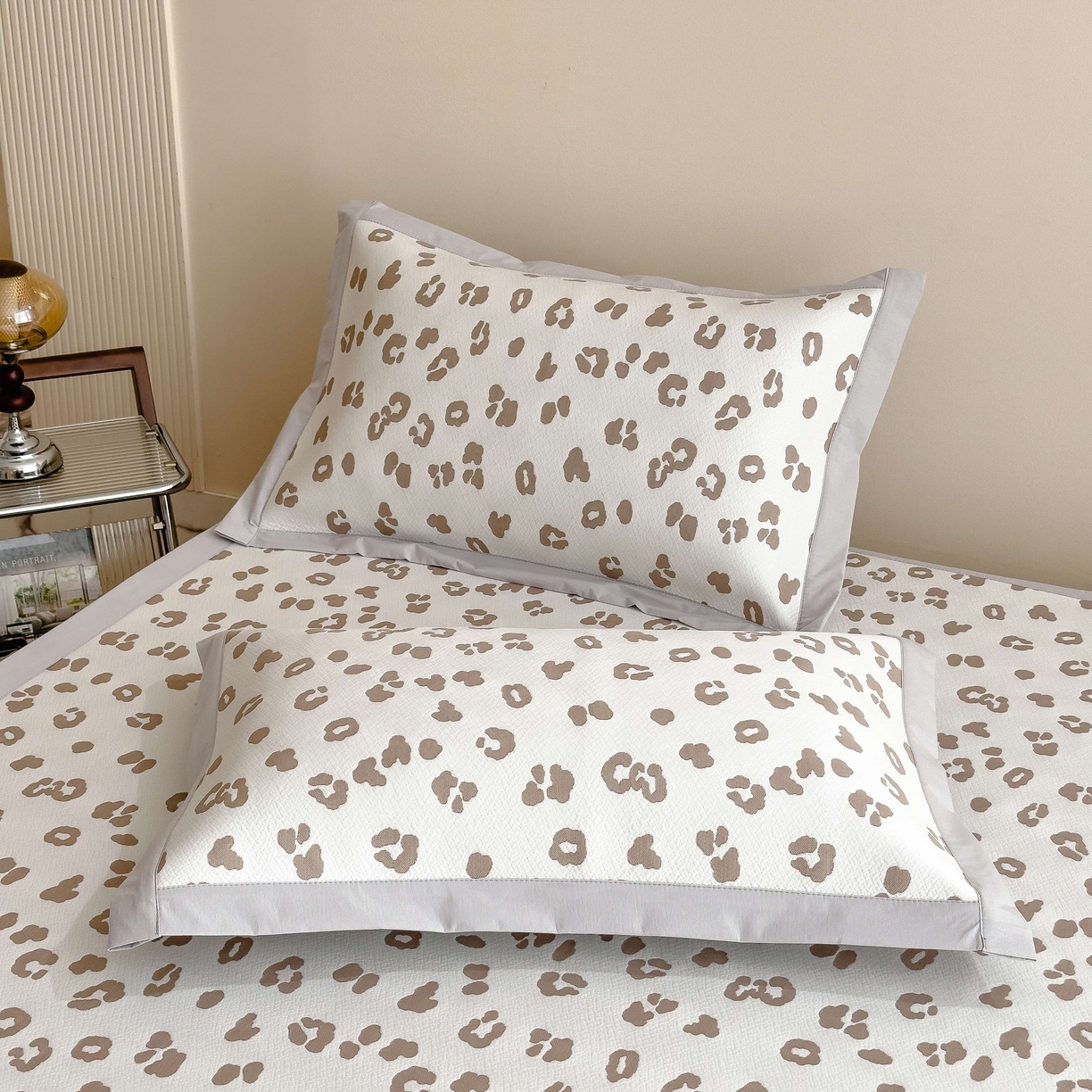 91家纺网 家纺一手货源 找家纺 孩子王家纺 2026春夏新款A类母婴级ins清新冰豆豆小熊刺绣凉感值过0.21夏季冰丝席凉席 小熊豹豹-浅咖 床单款