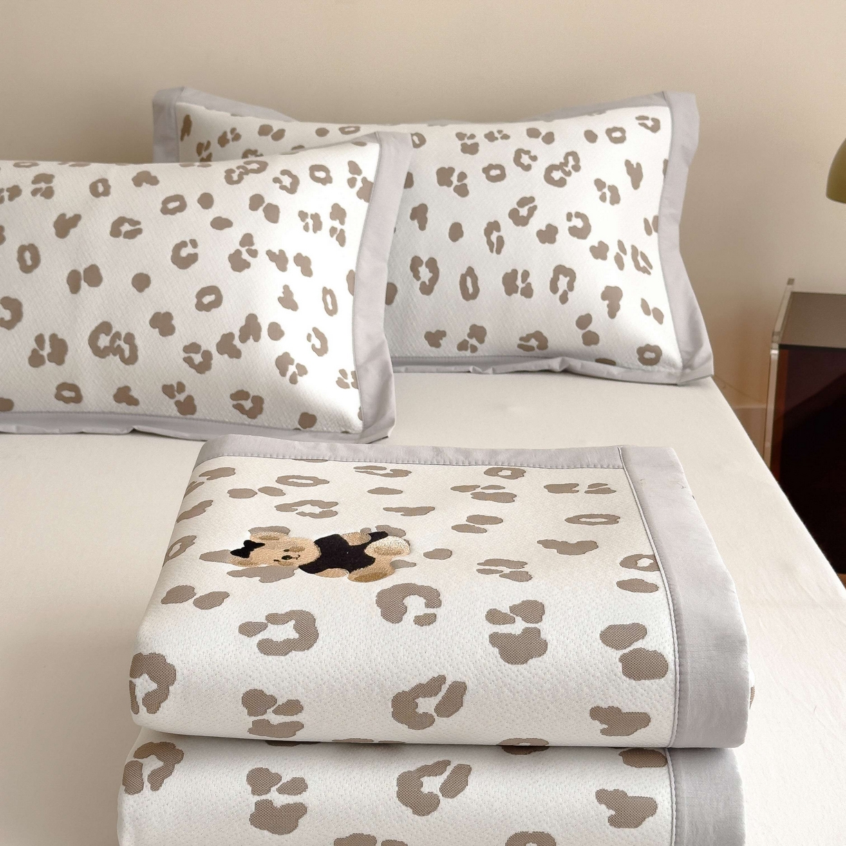 91家纺网 家纺一手货源 找家纺 孩子王家纺 2026春夏新款A类母婴级ins清新冰豆豆小熊刺绣凉感值过0.21夏季冰丝席凉席 小熊豹豹-浅咖 床单款