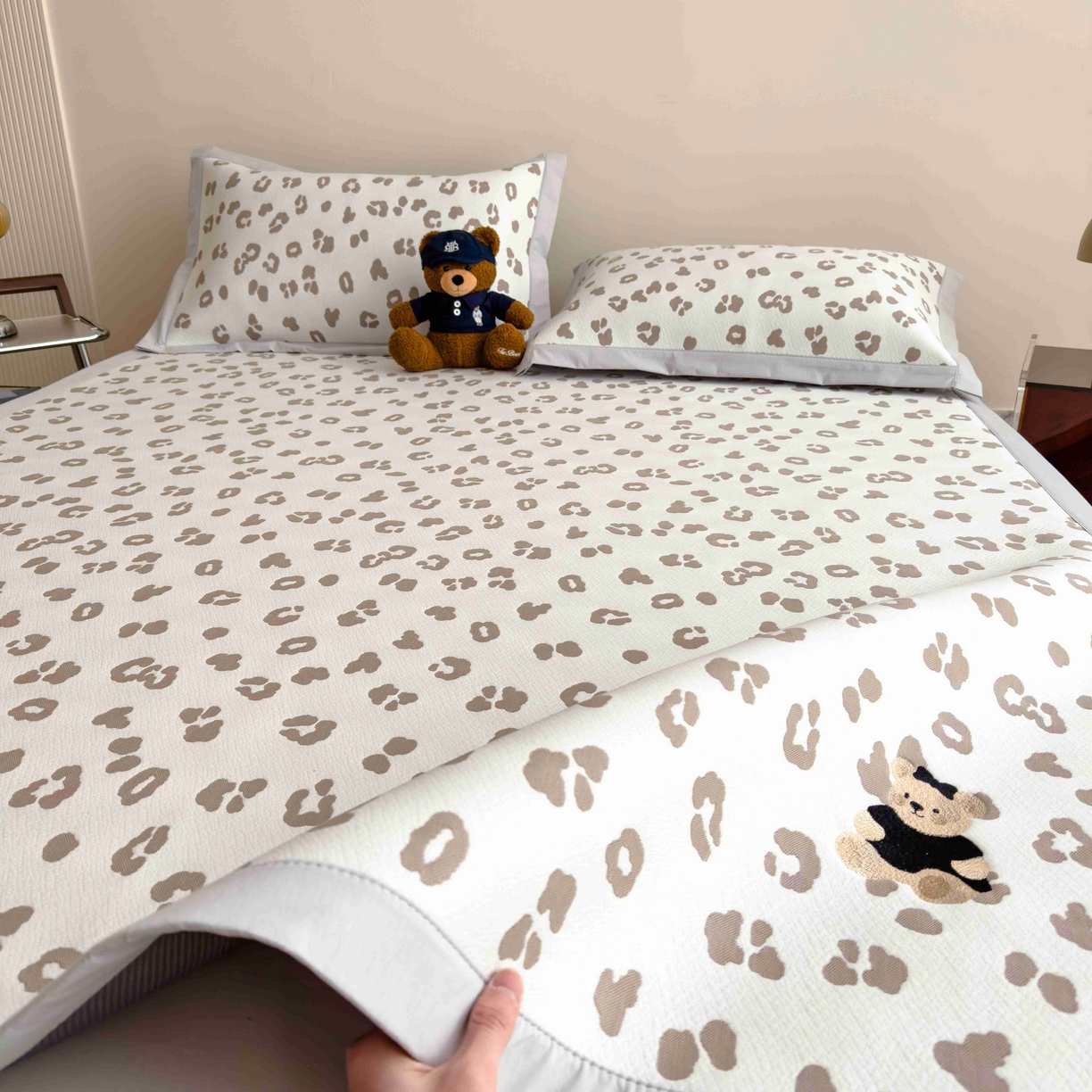 91家纺网 家纺一手货源 找家纺 孩子王家纺 2026春夏新款A类母婴级ins清新冰豆豆小熊刺绣凉感值过0.21夏季冰丝席凉席 小熊豹豹-浅咖 床单款