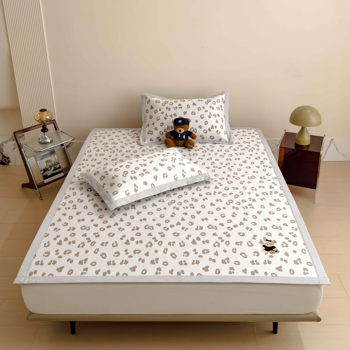 91家纺网 家纺一手货源 找家纺 孩子王家纺 2026春夏新款A类母婴级ins清新冰豆豆小熊刺绣凉感值过0.21夏季冰丝席凉席 小熊豹豹-浅咖 床单款