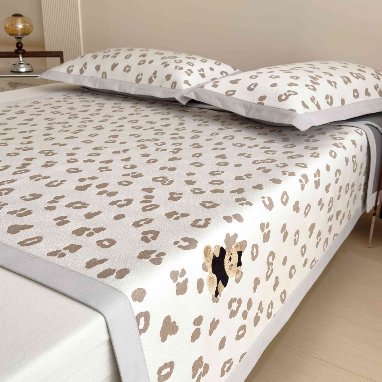 91家纺网 家纺一手货源 找家纺 孩子王家纺 2026春夏新款A类母婴级ins清新冰豆豆小熊刺绣凉感值过0.21夏季冰丝席凉席 小熊豹豹-浅咖 床单款