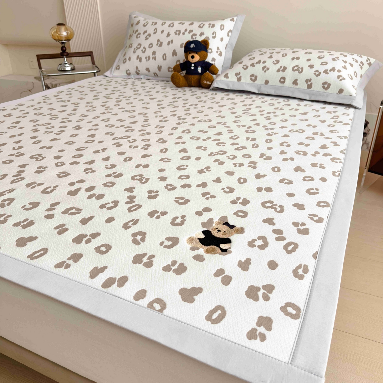 91家纺网 家纺一手货源 找家纺 孩子王家纺 2026春夏新款A类母婴级ins清新冰豆豆小熊刺绣凉感值过0.21夏季冰丝席凉席 小熊豹豹-浅咖 床单款