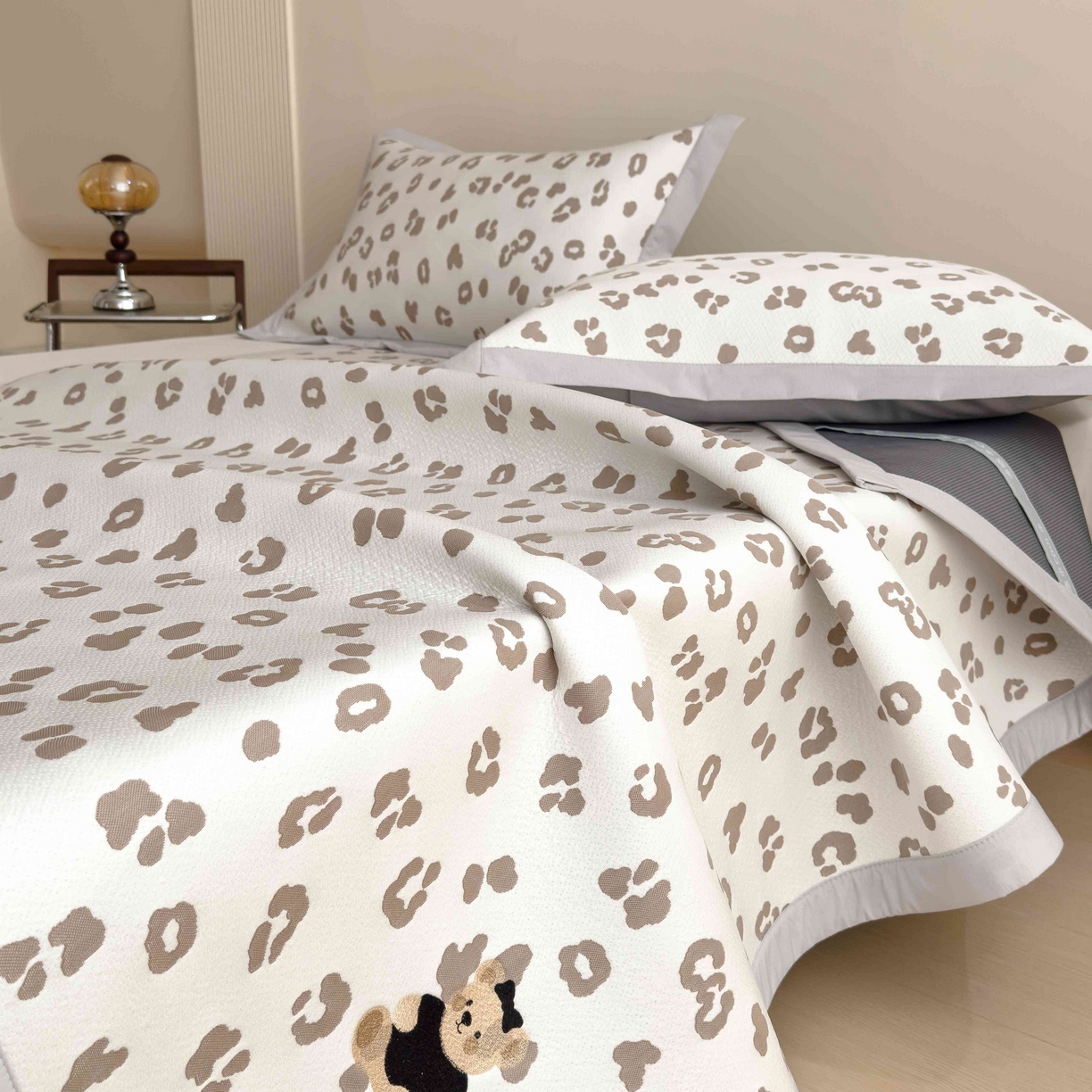 91家纺网 家纺一手货源 找家纺 孩子王家纺 2026春夏新款A类母婴级ins清新冰豆豆小熊刺绣凉感值过0.21夏季冰丝席凉席 小熊豹豹-浅咖 床单款