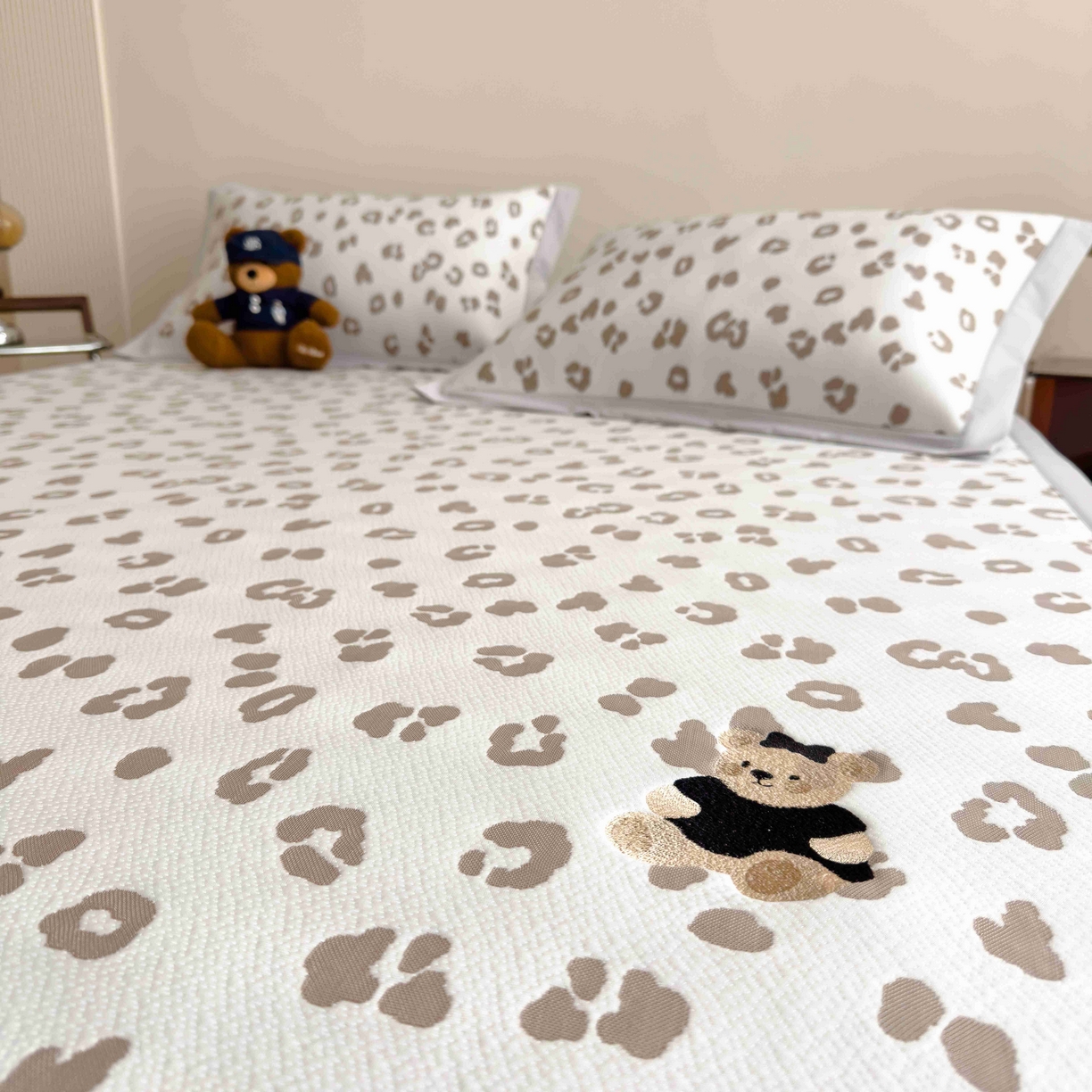 91家纺网 家纺一手货源 找家纺 孩子王家纺 2026春夏新款A类母婴级ins清新冰豆豆小熊刺绣凉感值过0.21夏季冰丝席凉席 小熊豹豹-浅咖 床单款