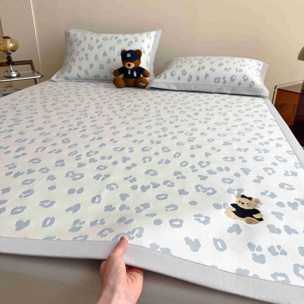 孩子王家纺 2026春夏新款A类母婴级ins清新冰豆豆小熊刺绣凉感值过0.21夏季冰丝席凉席 小熊豹豹-浅蓝 床单款