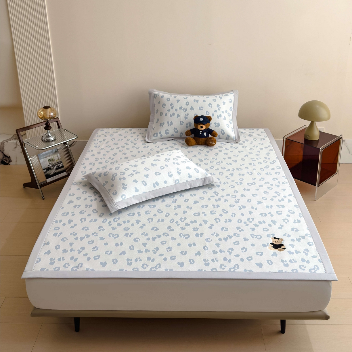 91家纺网 家纺一手货源 找家纺 孩子王家纺 2026春夏新款A类母婴级ins清新冰豆豆小熊刺绣凉感值过0.21夏季冰丝席凉席 小熊豹豹-浅蓝 床单款