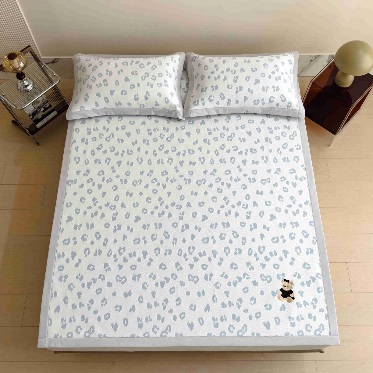 91家纺网 家纺一手货源 找家纺 孩子王家纺 2026春夏新款A类母婴级ins清新冰豆豆小熊刺绣凉感值过0.21夏季冰丝席凉席 小熊豹豹-浅蓝 床单款