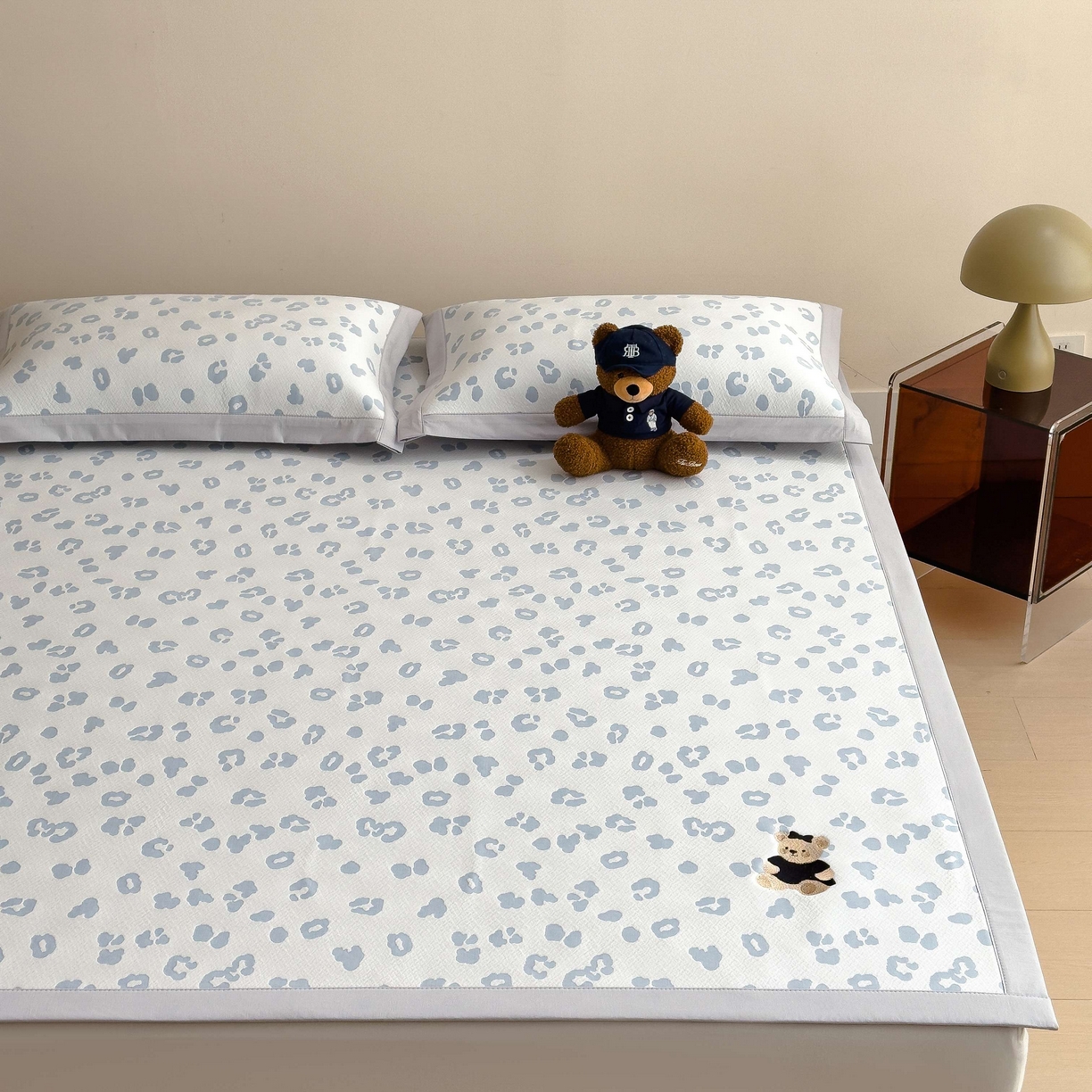 91家纺网 家纺一手货源 找家纺 孩子王家纺 2026春夏新款A类母婴级ins清新冰豆豆小熊刺绣凉感值过0.21夏季冰丝席凉席 小熊豹豹-浅蓝 床单款