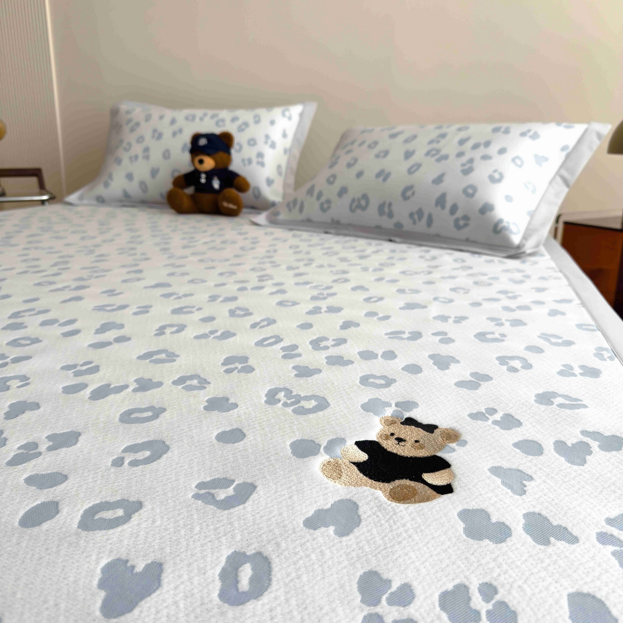 91家纺网 家纺一手货源 找家纺 孩子王家纺 2026春夏新款A类母婴级ins清新冰豆豆小熊刺绣凉感值过0.21夏季冰丝席凉席 小熊豹豹-浅蓝 床单款