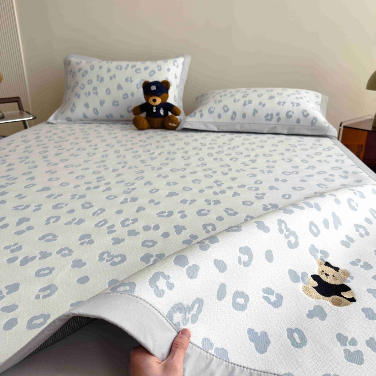 91家纺网 家纺一手货源 找家纺 孩子王家纺 2026春夏新款A类母婴级ins清新冰豆豆小熊刺绣凉感值过0.21夏季冰丝席凉席 小熊豹豹-浅蓝 床单款