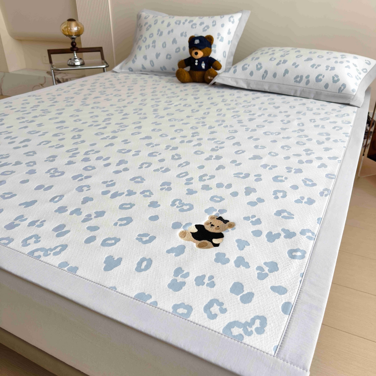 91家纺网 家纺一手货源 找家纺 孩子王家纺 2026春夏新款A类母婴级ins清新冰豆豆小熊刺绣凉感值过0.21夏季冰丝席凉席 小熊豹豹-浅蓝 床单款