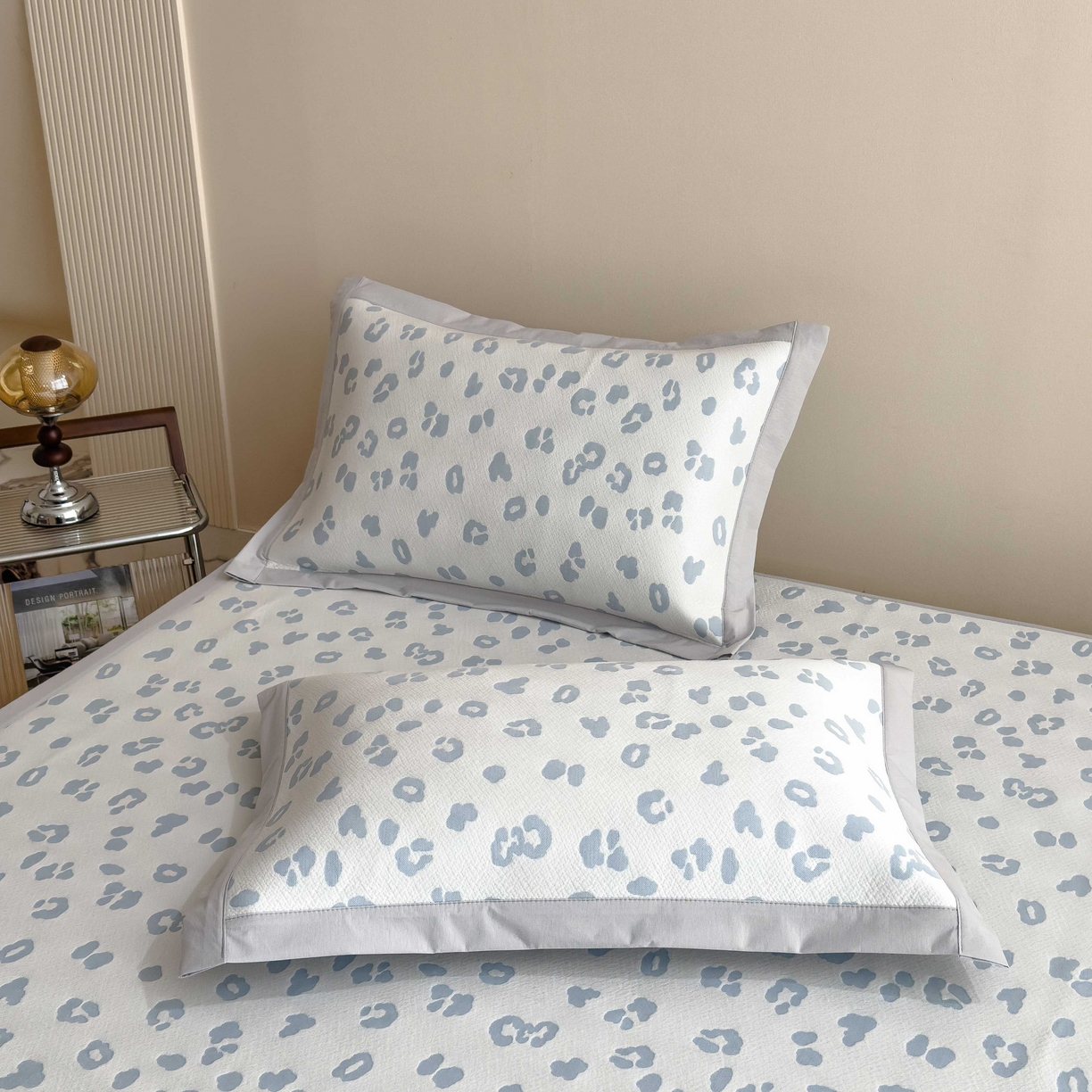 91家纺网 家纺一手货源 找家纺 孩子王家纺 2026春夏新款A类母婴级ins清新冰豆豆小熊刺绣凉感值过0.21夏季冰丝席凉席 小熊豹豹-浅蓝 床单款