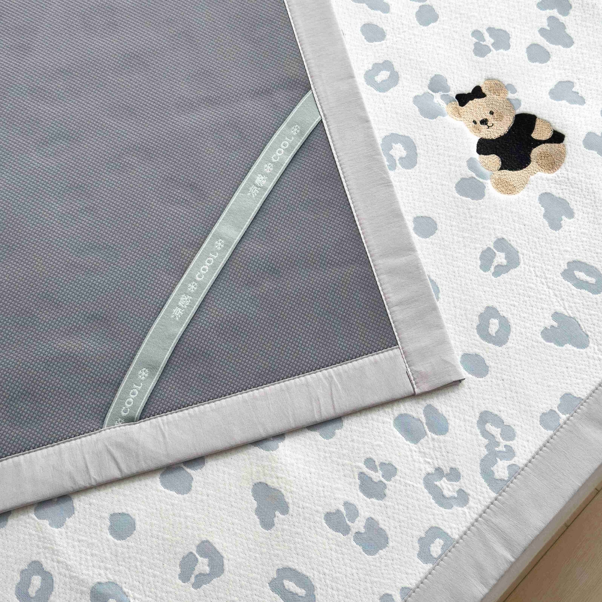 91家纺网 家纺一手货源 找家纺 孩子王家纺 2026春夏新款A类母婴级ins清新冰豆豆小熊刺绣凉感值过0.21夏季冰丝席凉席 小熊豹豹-浅蓝 床单款