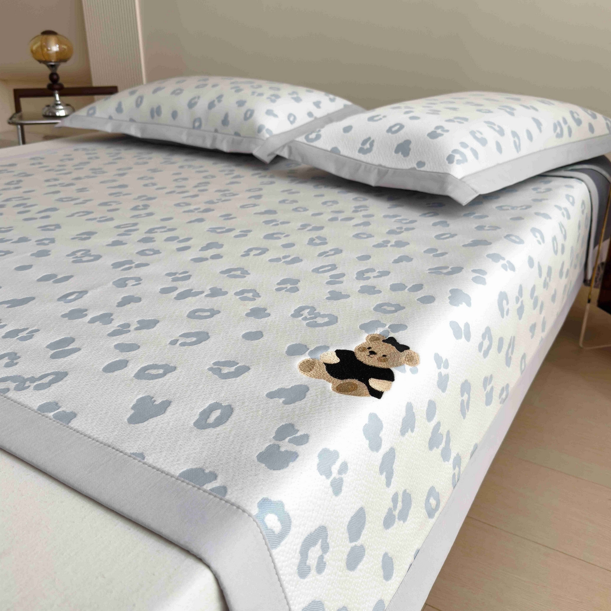 91家纺网 家纺一手货源 找家纺 孩子王家纺 2026春夏新款A类母婴级ins清新冰豆豆小熊刺绣凉感值过0.21夏季冰丝席凉席 小熊豹豹-浅蓝 床单款